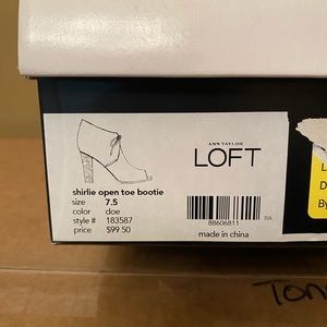 Ann TAYLOR LOFT lace up booties
